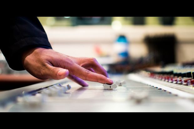 mixing-desk-351478_1920 edit