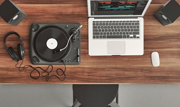 turntable-1337986_1920 ingrid edit